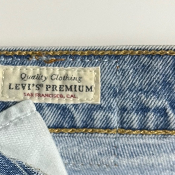 Levi’s • Wedgie Icon Fit Light Wash Skinny Jeans - Picture 6 of 10